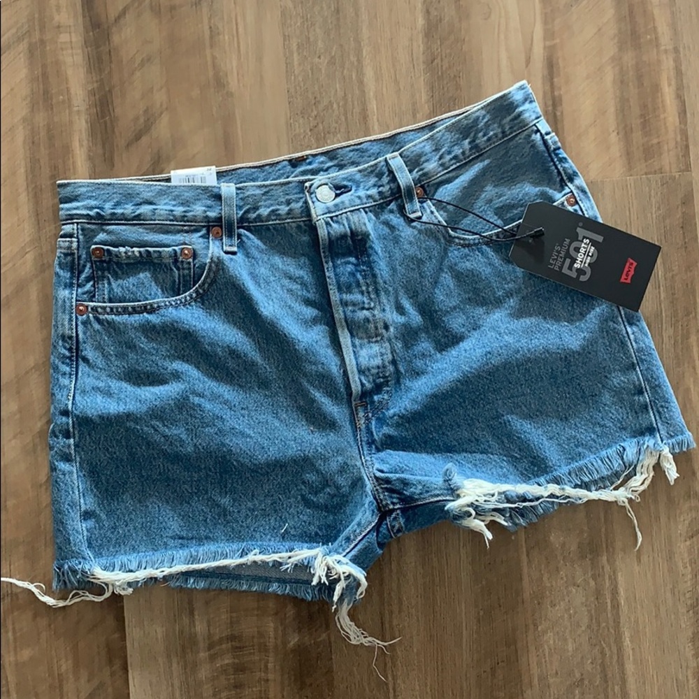 Levi’s Brand New!! High rise shorts